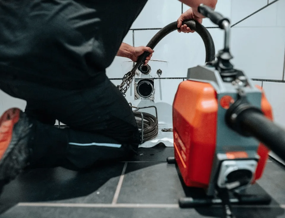 Vakman bij professionele rioolontstopping